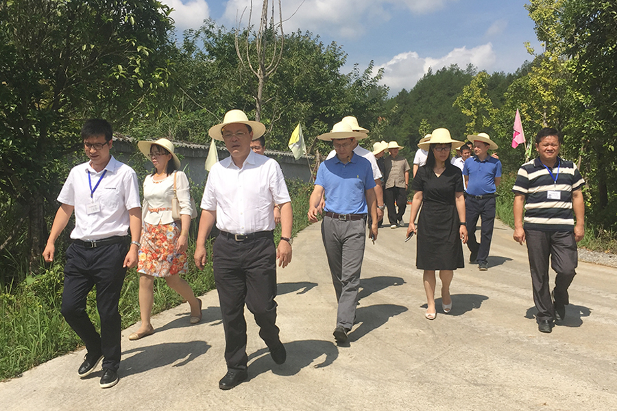 F:\2015-2018年OA文件 電視機媒體播放圖設計\2018-OA文件 電視機媒體播放圖設計\2018.07.31-中央黨校副校長王東京考察調研北京資源億家集團\01.jpg